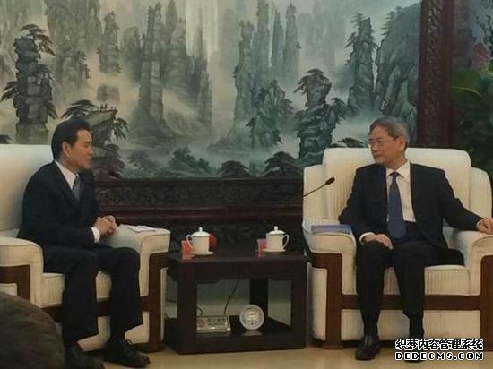 台湾工商团体秘书长联谊会由会长陈瑞隆(左)率团,24-26日赴北京参访3天。25日下午拜会大陆国台办主任张志军。